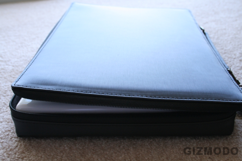 Illustration for article titled Hands-on With Moshi's CODEX MacBook and MacBook Pro Laptop Cases